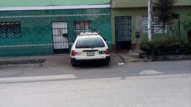 SMP: auto estacionado en vereda impide tránsito peatonal
