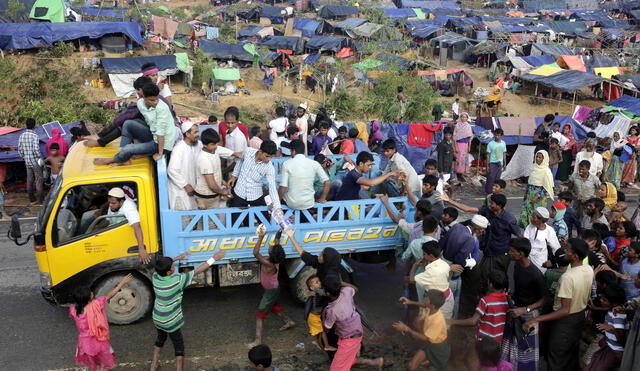 Rohingyas huyen en masa de la persecución y las matanzas en Myanmar
