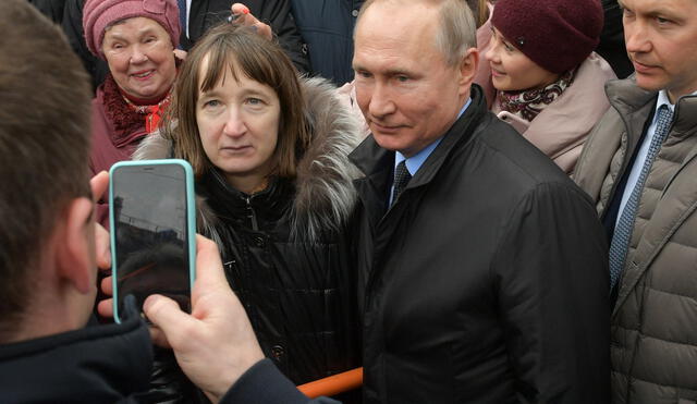 Mujer increpa en la calle a Putin por el bajo nivel de vida en Rusia. Foto: Captura.
