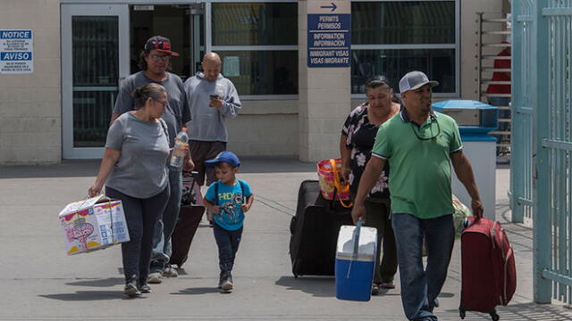 Inmigrantes latinos cruzando la frontera México-EE. UU. Foto: AFP.