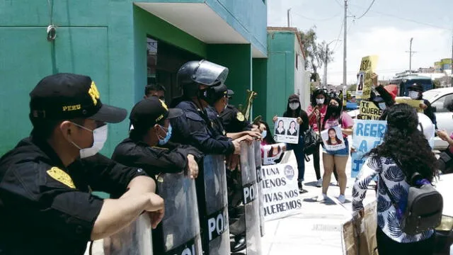justicia. Colectivos de mujeres y ciudadanos protestaron ayer fuera de la sede policial donde está detenido el suboficial.
