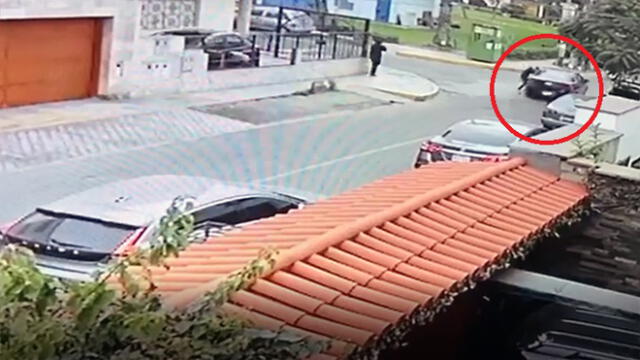 Modalidad de asalto: sujeto arrebata celular a vecina y escapa en vehículo [VIDEO]