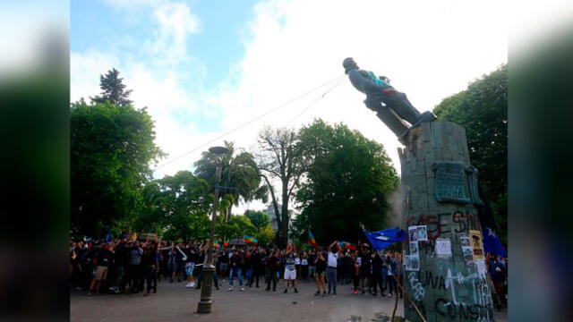 Instantes en que derriban la estatua del conquistador de Chile. Foto: Difusión