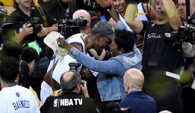 Emotiva dedicatoria de Kevin Durant a su madre tras ser elegido mejor jugador de la NBA [VIDEO]
