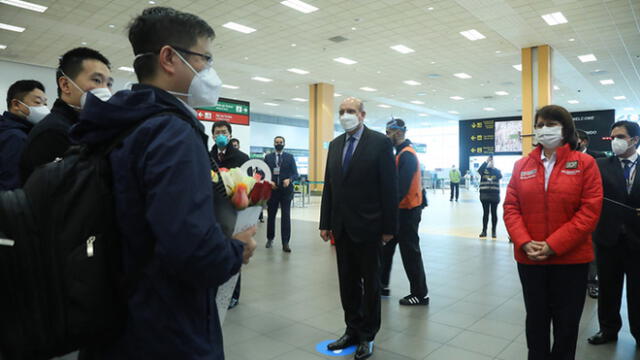 La titular del Minsa saludó a la delegación China que trasladó al Perú las pruebas clínicas fase III del laboratorio chino Sinopharm. Foto: Minsa.