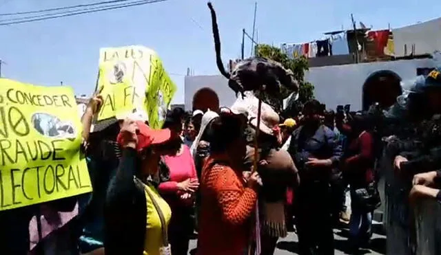 Colectivos y excandidatos protestan y acusan fraude en elecciones de Tacna [VIDEO]