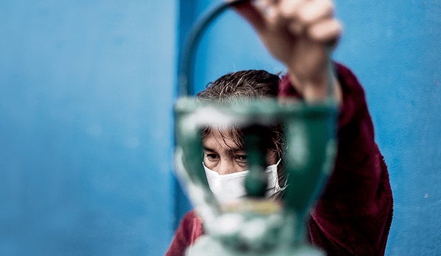 Mujer reclama porque no le entregan el oxígeno que había comprado en la empresa Gases Fanox, del Callao. (Foto: Aldair Mejía)
