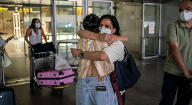 Escenas tiernas se presenciaron en los aeropuertos. Foto: El País