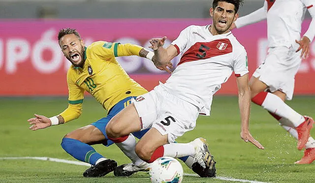¿Penal? Imagen de la supuesta falta cometida por Carlos Zambrano en contra de Neymar. Fotos: Pool de fotoperiodistas del Perú