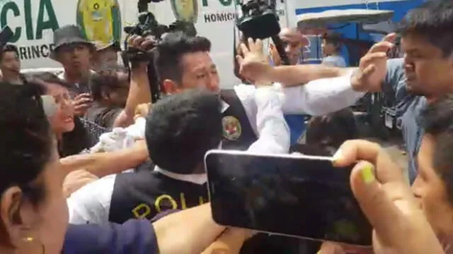 Los policías que resguardaban al detenido evitaron que sea linchado. (Foto: Captura de video)