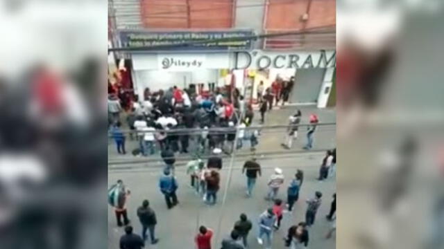 Denuncian pelea entre 'jalador' peruano y venezolano en Gamarra. Créditos: Captura América Televisión.