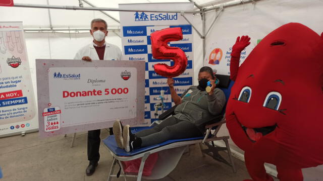 Vendedora de revistas es la donante de sangre N° 5000 del Hospital Rebagliati. Créditos: Karla Cruz /URPI-GLR