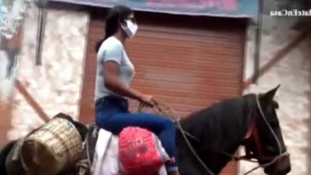 Cajamarca: madre se transporta en caballo hacia mercado. Créditos: Captura América.