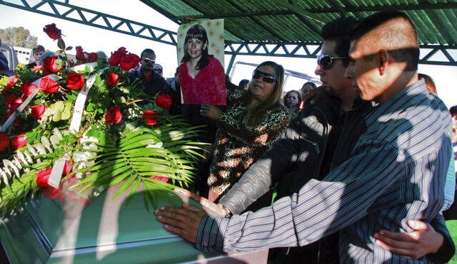 Familiares de Marisela Escobedo despien el ataud de la activista, quien no logró ver al asesino tras las rejas antes de su muerte. Foto: AFP