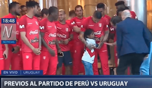 Paolo Guerrero le dio un presente a la niña. Créditos: Captura de tv
