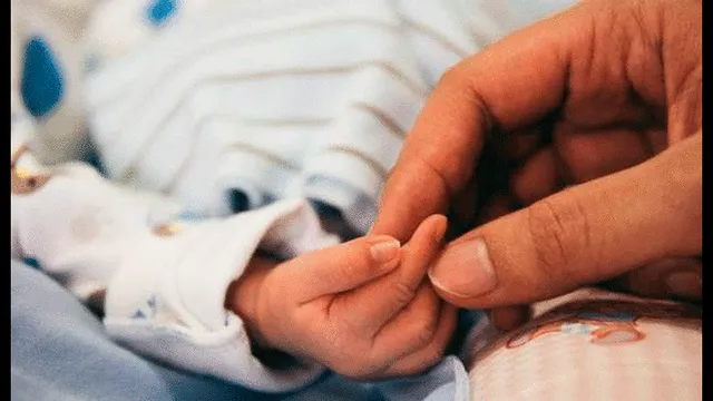 Enfermera adopta a bebé con enfermedad en el corazón luego de cuidarlo