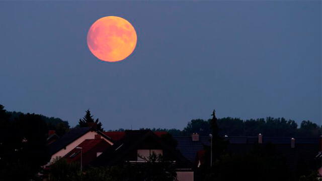 La luna adquirió un color rojizo en Alemania. Foto: EFE.