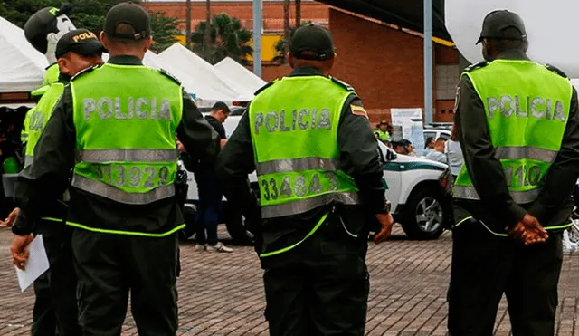 Dos policías y un grupo de jóvenes fueron los protagonistas de un irresponsable acto en pleno estado de emergencia por la COVID-19. Foto: Referencial / Elpais.cr