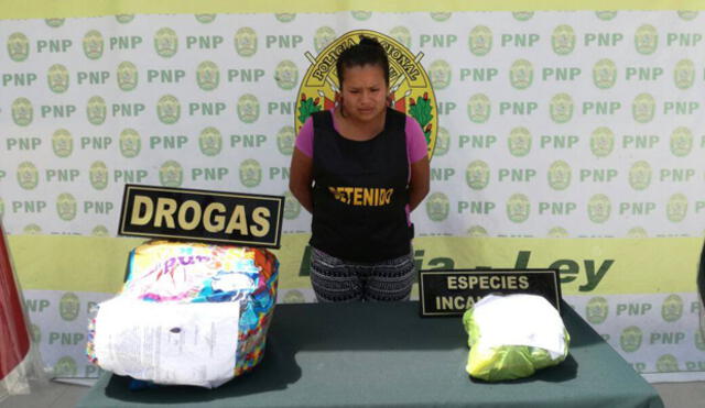 Chimbote: Mujer caminando por un parque con 2 kilos y medio de marihuana