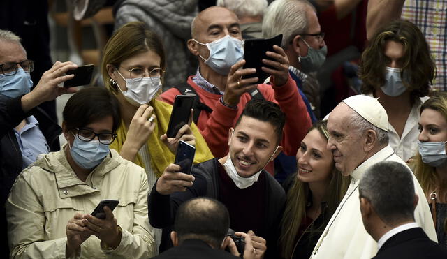 Francisco no evitó el contacto con los fieles acercándose a hablar con ellos sin mantener. Foto: AFP
