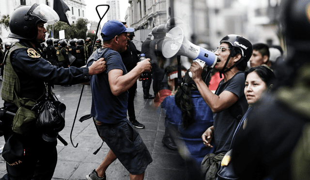 El estado de emergencia nacional principalmente decreta el apoyo de las Fuerzas Armadas a la Policía Nacional en su trabajo de mantener el orden interno ante las crecientes protestas por la situación política en el Perú. Foto: composición de Fabrizio Oviedo