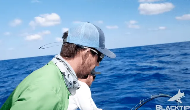 Un video viral de YouTube, captado por un grupo de pescadores deja al descubierto la identidad del gigantesco pez que lograron atrapar.