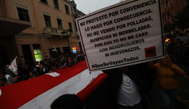 Manifestantes piden que se apruebe el proyecto del Ejecutivo para adelantar las elecciones generales al 2020. Foto: Jorge Cerdán / La República.