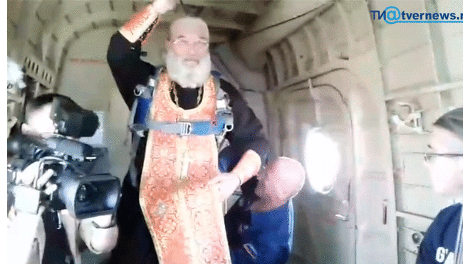 Sacerdotes lanzan agua bendita desde avión para “proteger" a ciudad del alcohol [VIDEO]