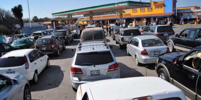 Mexicanos "gastan" fin de semana para cargar gasolina ante desabastecimiento