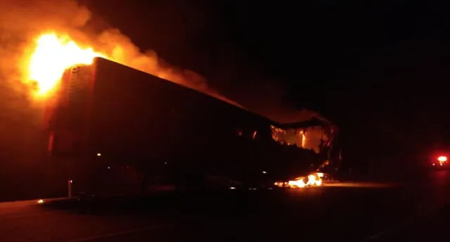 Dos se salvan de morir tras incendiarse camión con carga en Tacna