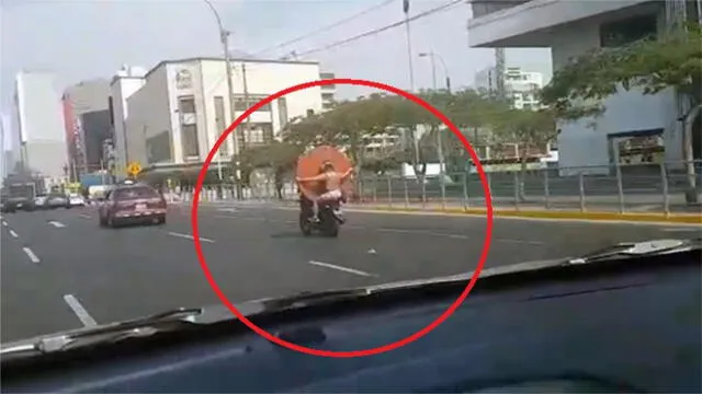 Av. Javier Prado: graban a sujeto cuando trasladaba madera en motocicleta [VIDEO]