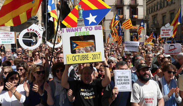 Catalanes exigen liberación de líderes y sigue el referénfum