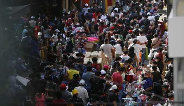 La Municipalidad de Lima había anunciado un aforo máximo de 15.000 personas en Mesa Redonda, pero este no se cumple. Foto: Marco Cotrina / La República