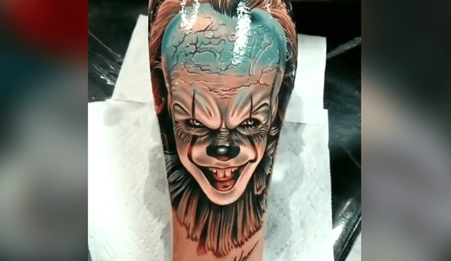 En Facebook se viralizó el increíble resultado del tatuaje que se hizo un joven con el rostro del payaso 'Pennywise'.