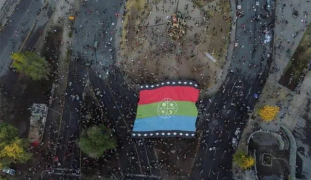 El último domingo, se vio en las calles la bandera mapuche en son de celebración por el 'Apruebo'. Foto: BBC