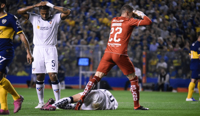 Christian Cruz, defensa de Liga de Quito, quebró el pie derecho al evitar el gol de Carlos Tévez. | Foto: ESPN