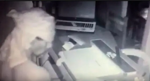 Tumbes: Delincuente ingresa por el techo para robar en restaurante [VIDEO]
