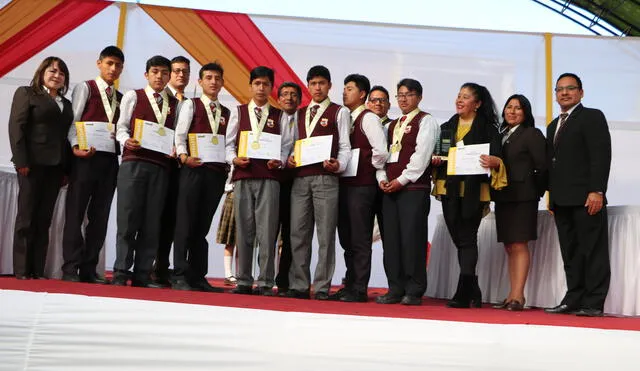 Huancayo: Colegio Santa Isabel gana torneo de debate Expresarte 2018