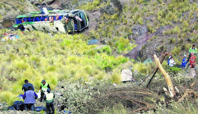 Al menos once pasajeros mueren al caer ómnibus a un abismo en Ayacucho 