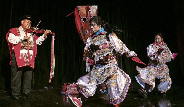 Danza de tijeras interpreta por tres mujeres.