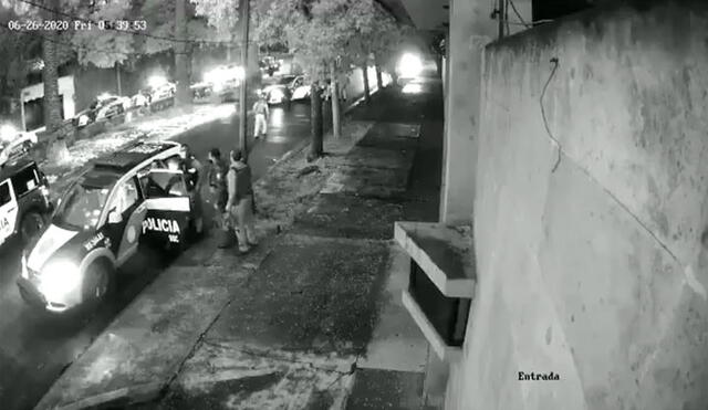 En otro video se observa cómo oficiales mexicanos detienen a algunas personas. Foto: captura