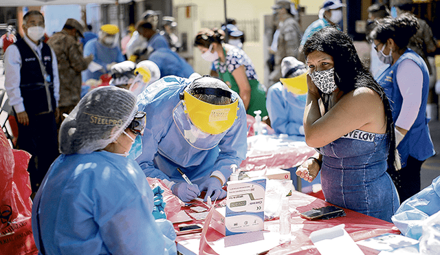 Sacando provecho. Clínicas cobraron por diagnósticos de test moleculares, pese a que el INS los realiza de forma gratuita. (Foto: A. Melgarejo)