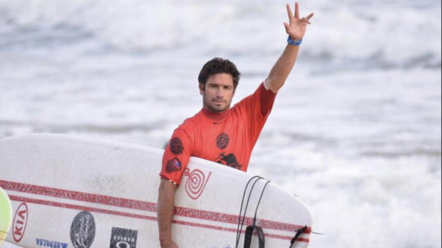 El surfista nacional llegó hasta la final del certamen, pero cayó ante el brasileño Carlos Bahia. Foto: Agencias.