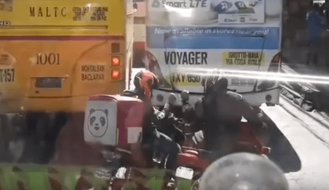 Facebook viral: jóvenes compiten con ‘piedra, papel o tijera’ mientras manejan moto en carretera [VIDEO]
