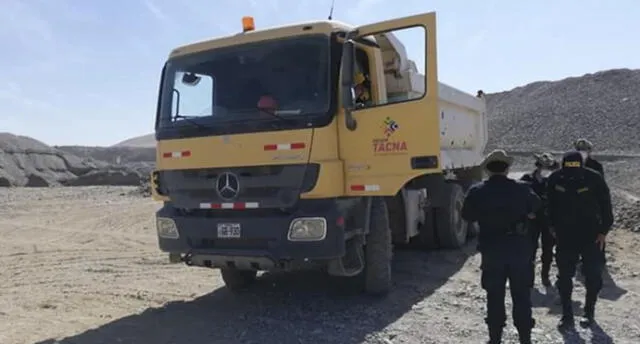 La Policía y el municipio de Tacna, intervinieron a camión del Gobierno Regional, cuando dejaba desmonte , proveniente del hospital COVID