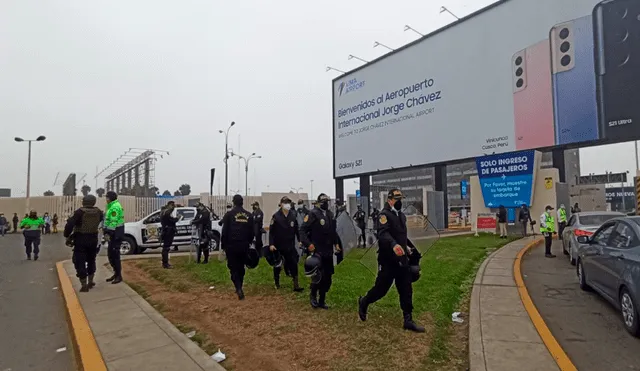 Policías desplazándose al interior del aeropuerto. Foto: Joel Robles / URPI - LR