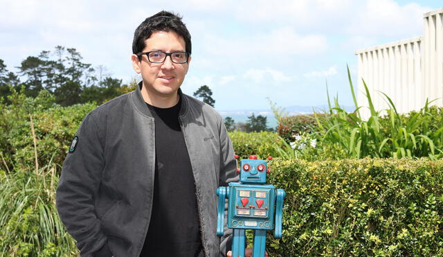 Aldo creó "El Robot de Platón" en 2013, en Nueva Zelanda. Aquí con el ícono del canal. "Al principio intenté copiar a algunos (divulgadores) que me inspiraban, pero fui encontrando mi propio estilo", dice. Foto: Aldo Bartra