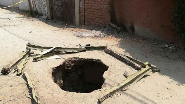 Chosica: personas en riesgo de muerte por enorme forado en medio de la pista [FOTOS Y VIDEOS]