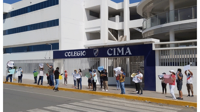 Los padres realizaron una manifestación en las afueras del colegio Cima.