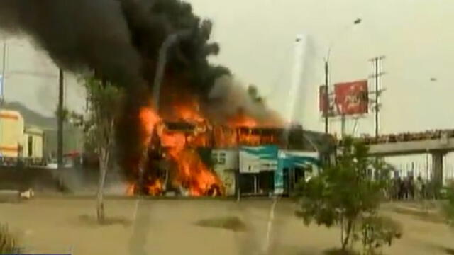 Panamericana Norte: Bus interprovincial se incendia frente a Megaplaza